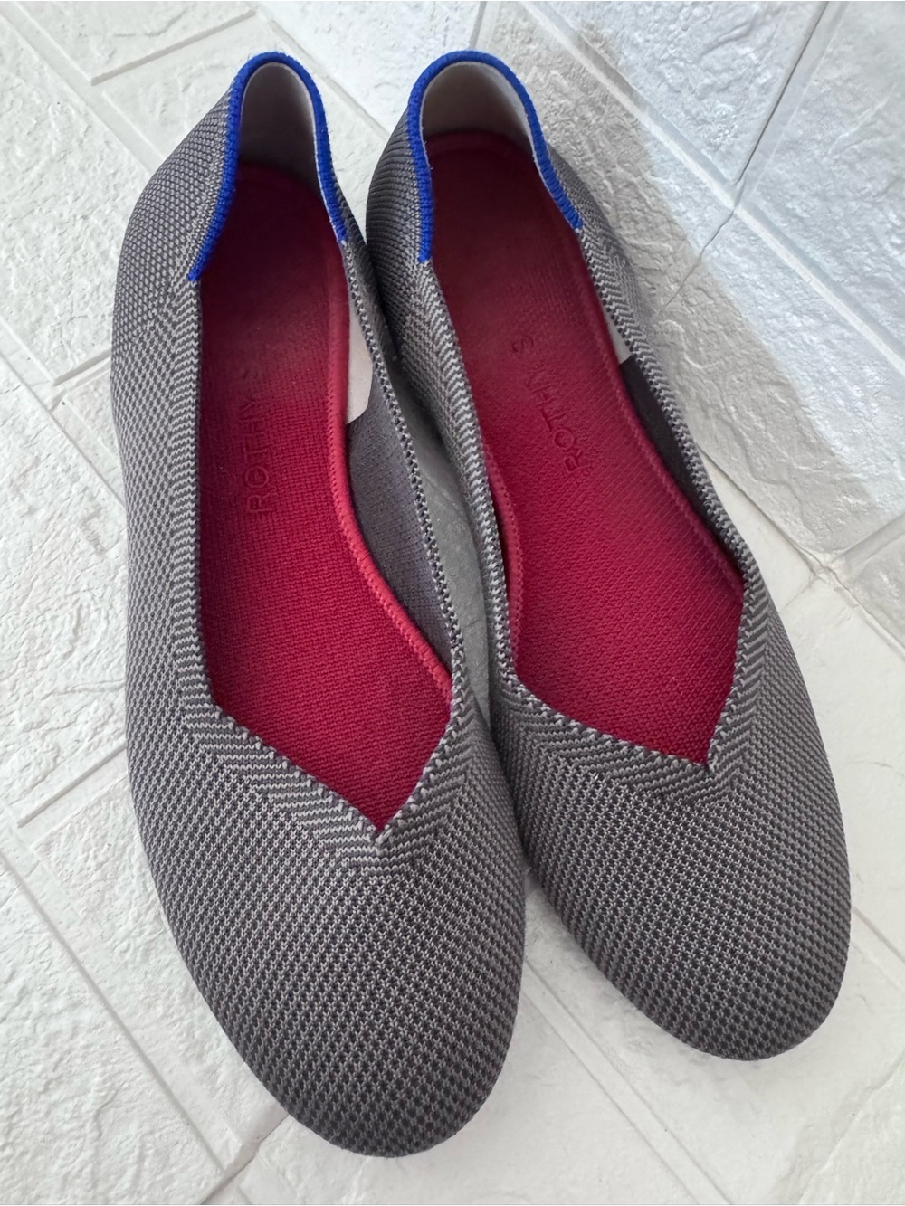 Rothy’s Gray Round Toe Flats size 10.5 EUC. Charcoal gray with contrasting red